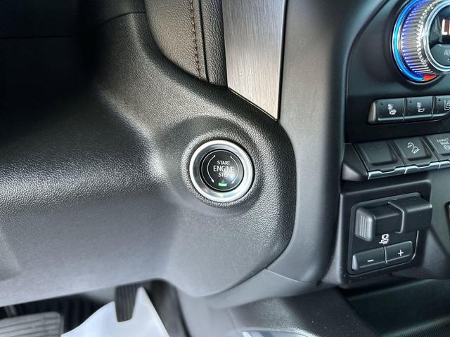Photo of 2023 Summit White GMC Sierra 2500