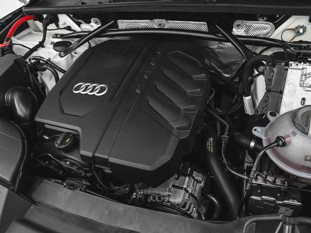 Photo of 2023 Glacier White Metallic Audi Q5