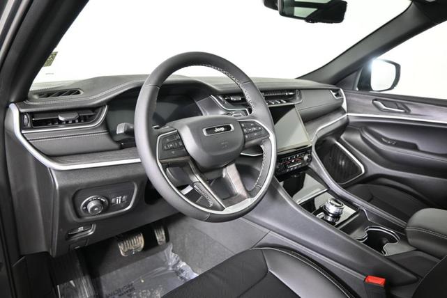 Photo of 2025 Baltic Gray Metallic Clearcoat Jeep Grand Cherokee