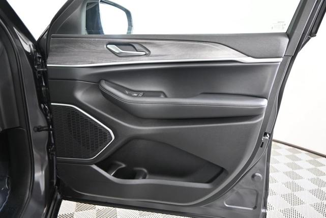 Photo of 2025 Baltic Gray Metallic Clearcoat Jeep Grand Cherokee