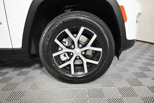 Photo of 2025 Bright White Clearcoat Jeep Grand Cherokee