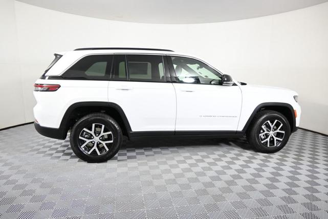 Photo of 2025 Bright White Clearcoat Jeep Grand Cherokee