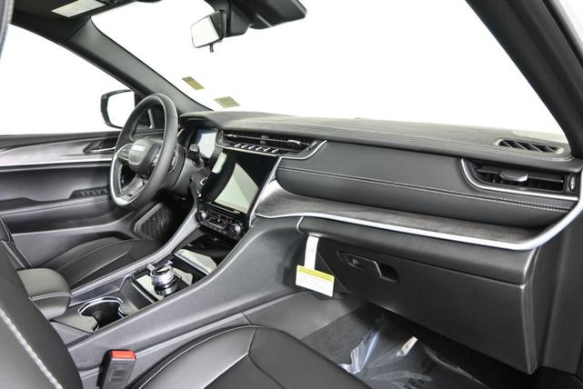 Photo of 2025 Bright White Clearcoat Jeep Grand Cherokee