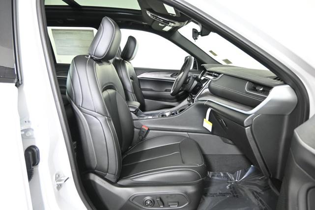 Photo of 2025 Bright White Clearcoat Jeep Grand Cherokee