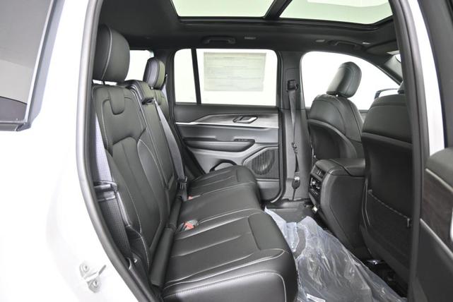 Photo of 2025 Bright White Clearcoat Jeep Grand Cherokee