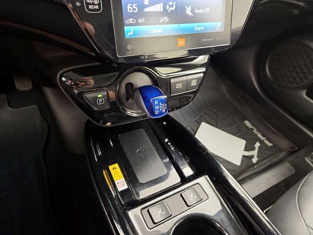 Photo of 2021 White Toyota Prius