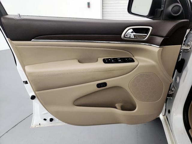 Photo of 2015 White Jeep Grand Cherokee