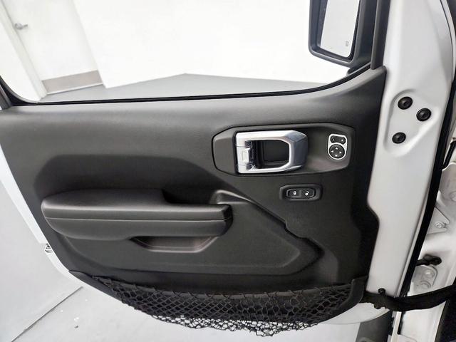 Photo of 2021 White Jeep Gladiator