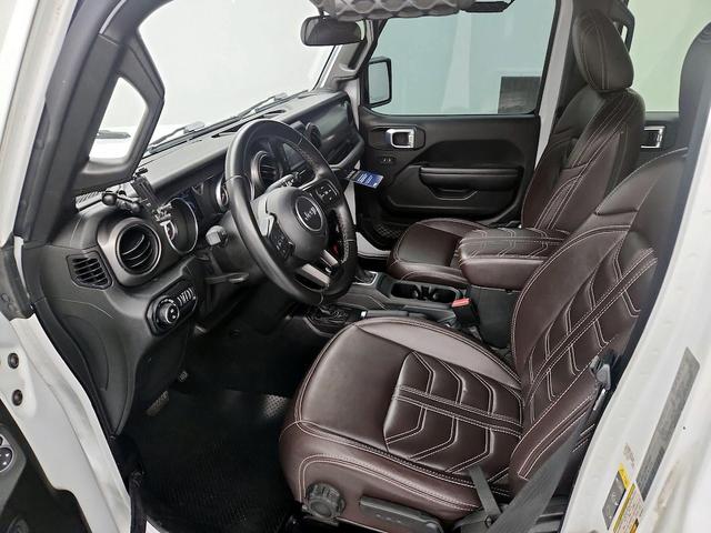 Photo of 2021 White Jeep Gladiator