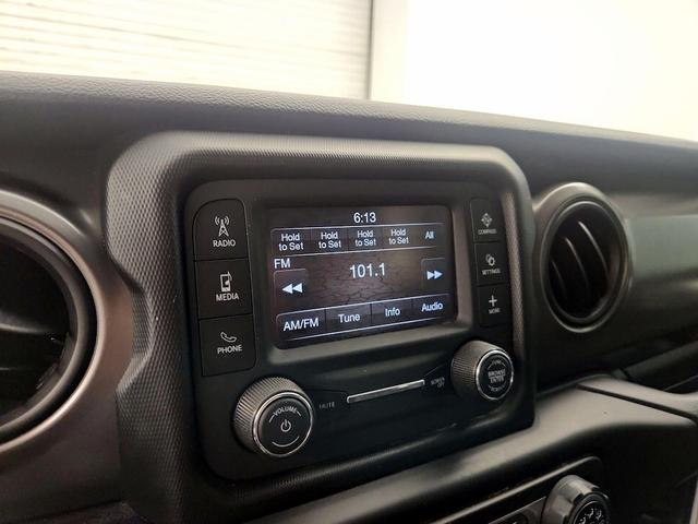 Photo of 2021 White Jeep Gladiator