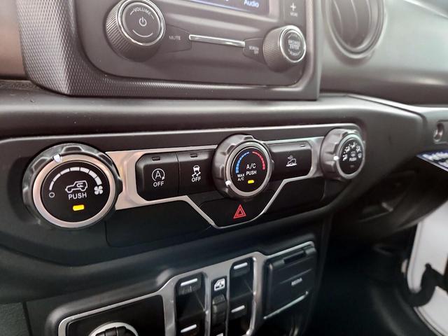 Photo of 2021 White Jeep Gladiator
