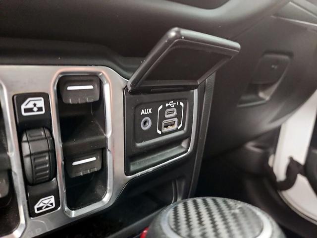 Photo of 2021 White Jeep Gladiator