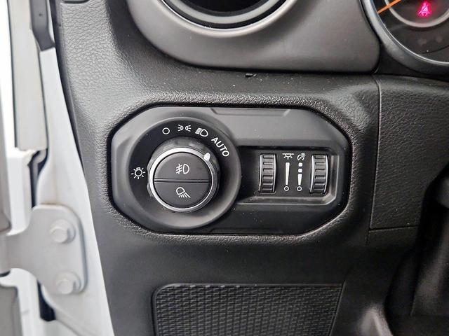 Photo of 2021 White Jeep Gladiator