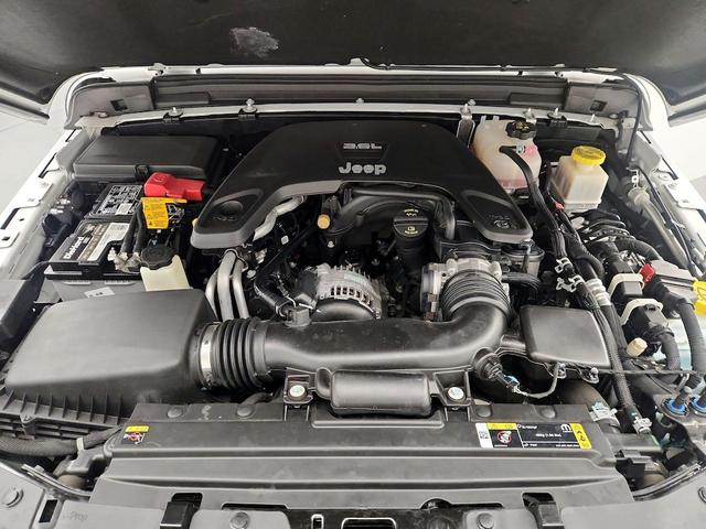 Photo of 2021 White Jeep Gladiator