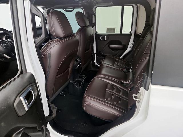 Photo of 2021 White Jeep Gladiator