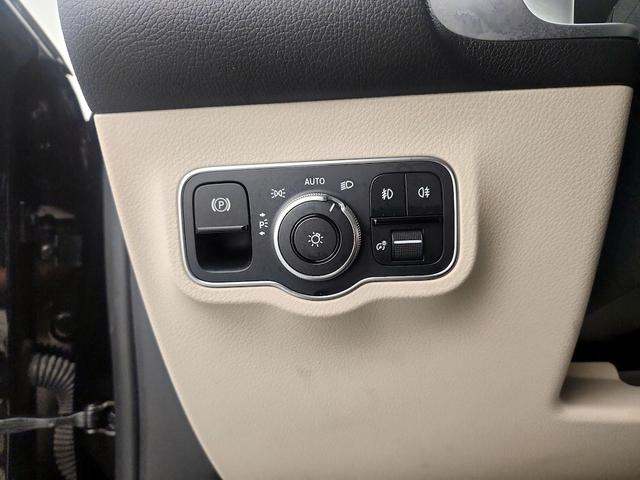 Photo of 2022 Black Mercedes-Benz GLB 250
