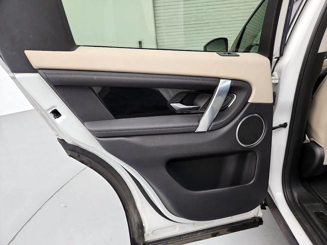 Photo of 2020 White Land Rover Discovery Sport