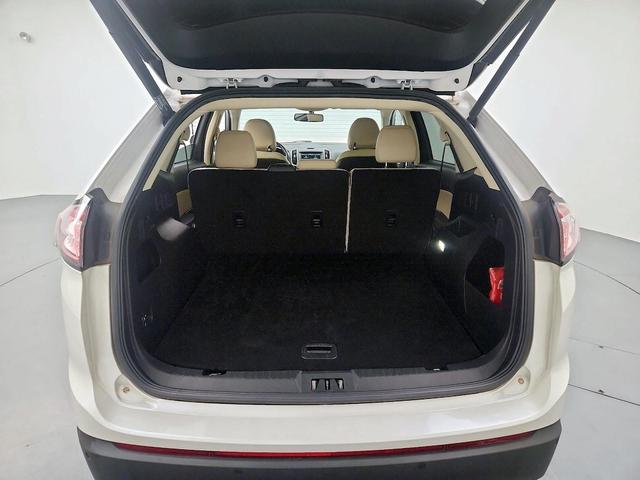 Photo of 2015 White Ford Edge