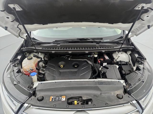 Photo of 2015 White Ford Edge