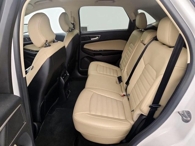 Photo of 2015 White Ford Edge