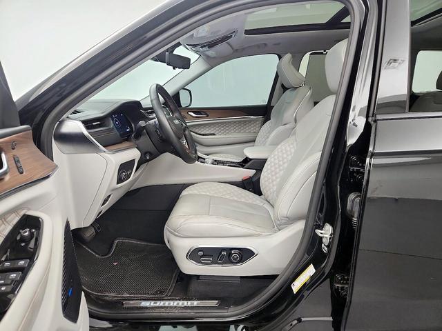 Photo of 2022 Black Jeep Grand Cherokee
