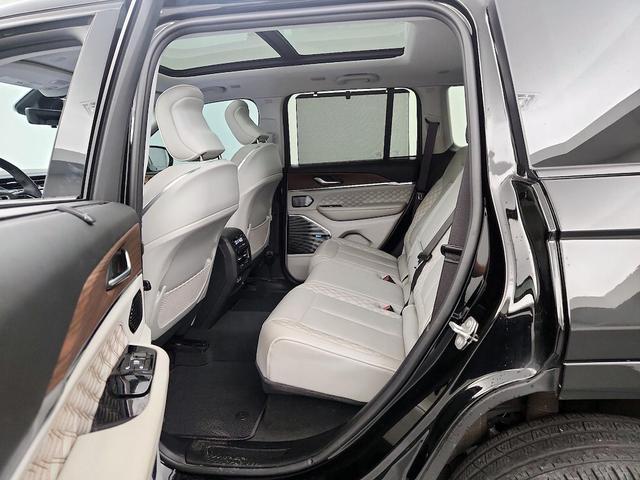 Photo of 2022 Black Jeep Grand Cherokee