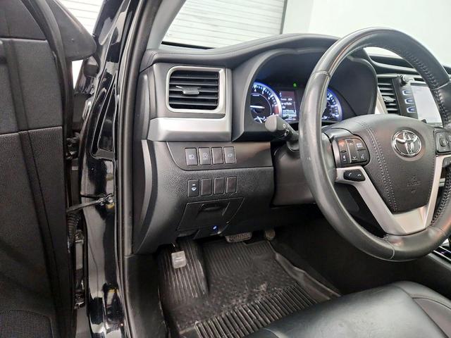Photo of 2019 Black Toyota Highlander