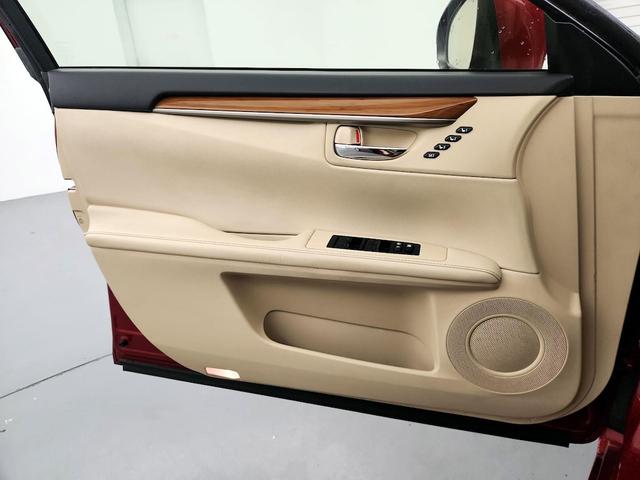 Photo of 2015 Red Lexus ES 300h