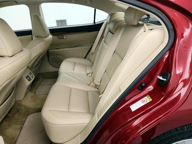Photo of 2015 Red Lexus ES 300h