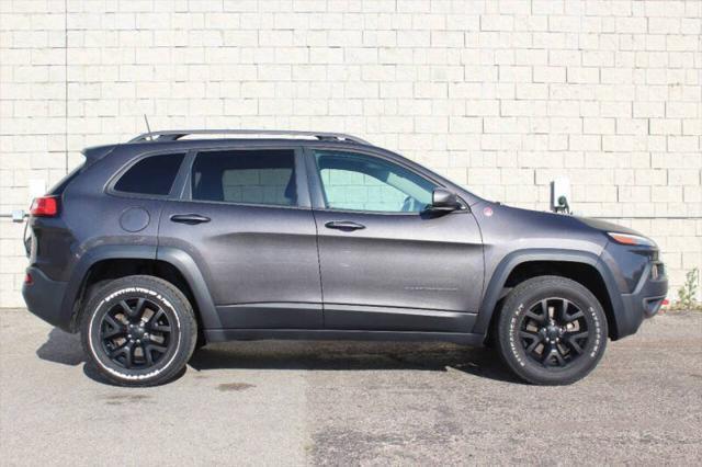 Photo of 2018 Granite Crystal Metallic Clearcoat Jeep Cherokee