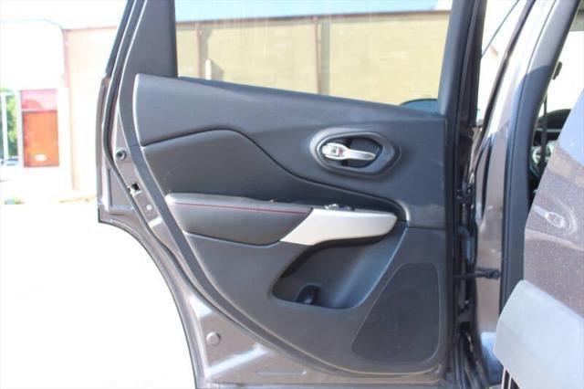 Photo of 2018 Granite Crystal Metallic Clearcoat Jeep Cherokee