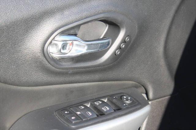 Photo of 2018 Granite Crystal Metallic Clearcoat Jeep Cherokee
