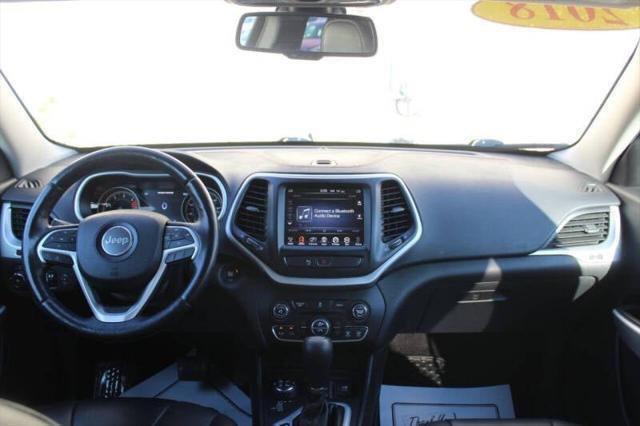 Photo of 2018 Granite Crystal Metallic Clearcoat Jeep Cherokee
