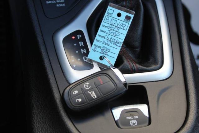 Photo of 2018 Granite Crystal Metallic Clearcoat Jeep Cherokee