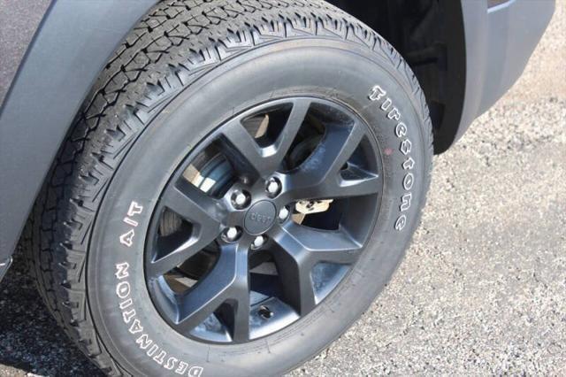 Photo of 2018 Granite Crystal Metallic Clearcoat Jeep Cherokee