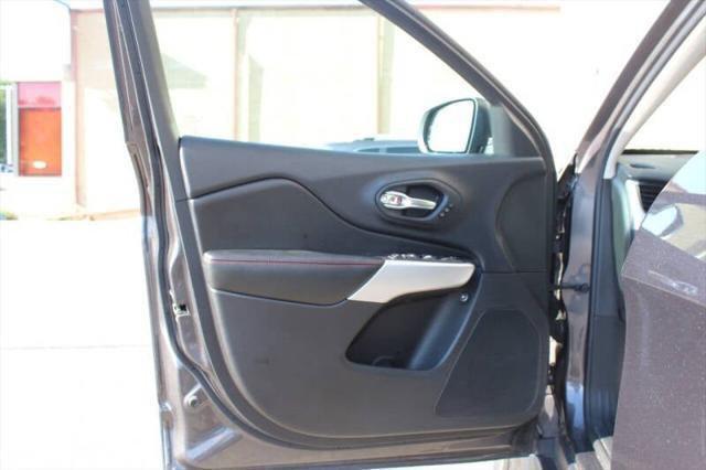 Photo of 2018 Granite Crystal Metallic Clearcoat Jeep Cherokee