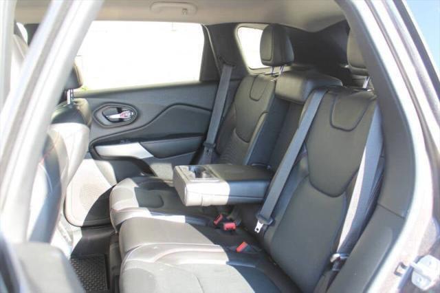 Photo of 2018 Granite Crystal Metallic Clearcoat Jeep Cherokee