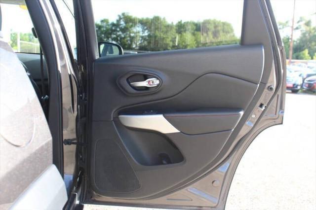 Photo of 2018 Granite Crystal Metallic Clearcoat Jeep Cherokee