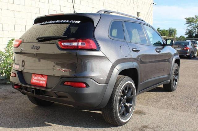 Photo of 2018 Granite Crystal Metallic Clearcoat Jeep Cherokee