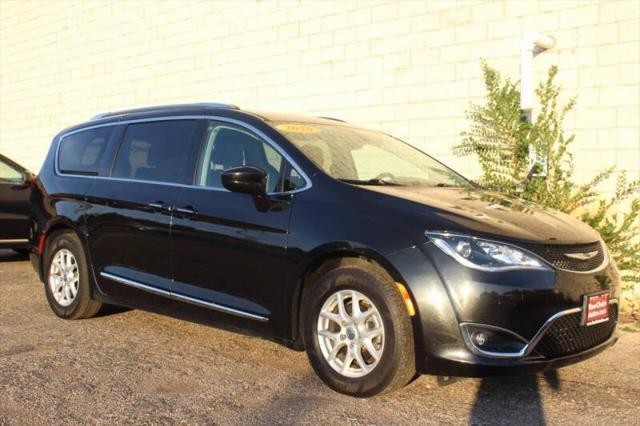 Photo of 2020 Brilliant Black Crystal Pearlcoat Chrysler Pacifica