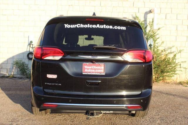 Photo of 2020 Brilliant Black Crystal Pearlcoat Chrysler Pacifica