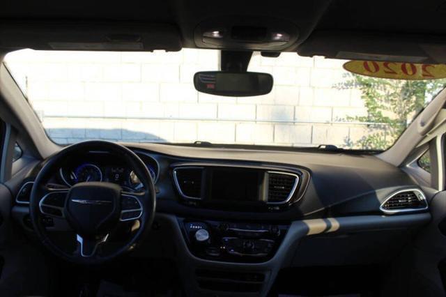 Photo of 2020 Brilliant Black Crystal Pearlcoat Chrysler Pacifica