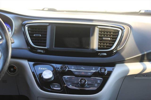 Photo of 2020 Brilliant Black Crystal Pearlcoat Chrysler Pacifica