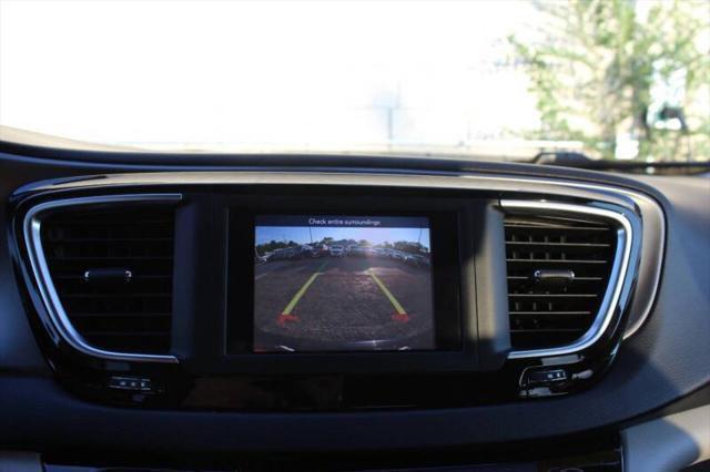 Photo of 2020 Brilliant Black Crystal Pearlcoat Chrysler Pacifica