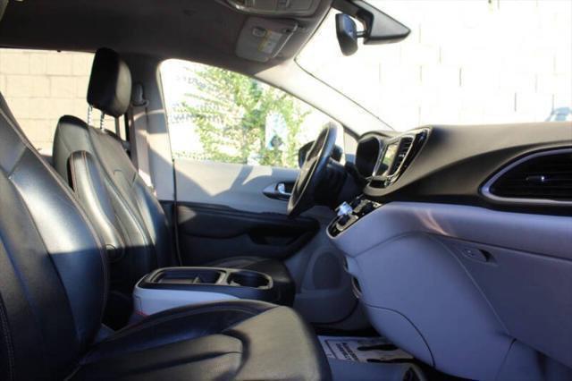 Photo of 2020 Brilliant Black Crystal Pearlcoat Chrysler Pacifica