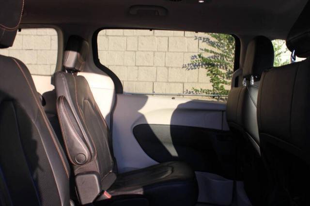 Photo of 2020 Brilliant Black Crystal Pearlcoat Chrysler Pacifica