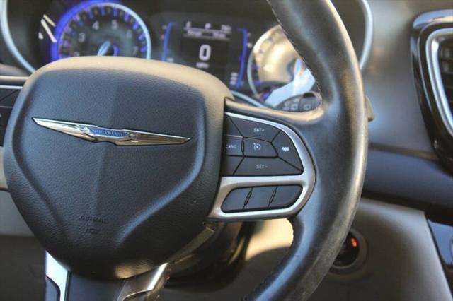Photo of 2020 Brilliant Black Crystal Pearlcoat Chrysler Pacifica
