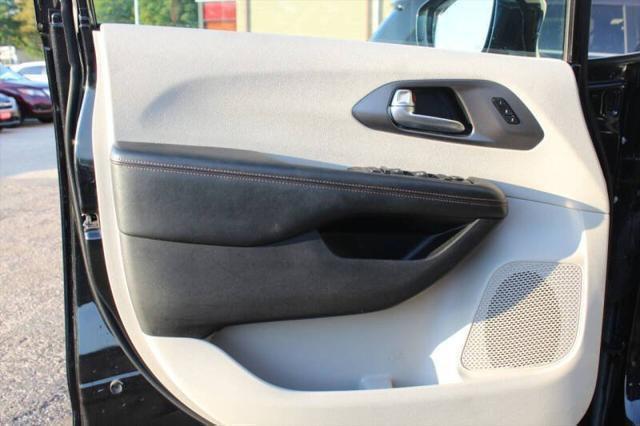 Photo of 2020 Brilliant Black Crystal Pearlcoat Chrysler Pacifica