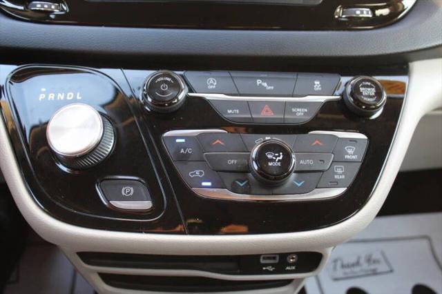 Photo of 2020 Brilliant Black Crystal Pearlcoat Chrysler Pacifica