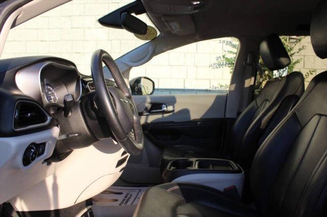 Photo of 2020 Brilliant Black Crystal Pearlcoat Chrysler Pacifica